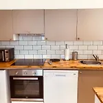 2 Bed Dockland Apartment - Free Parking