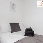 Newbuild 4Bed - City Centre - Free Secure Parking! By Hinkley Homes Short Lets & Serviced Accommodation