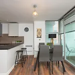 Free Parking Balcony Modern 2 Bed Citycentre