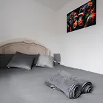 Large Central Apartment - Free Nearby Parking