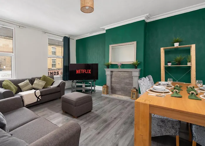 Spacious 4-Bedroom Apartment - Free Public Parking