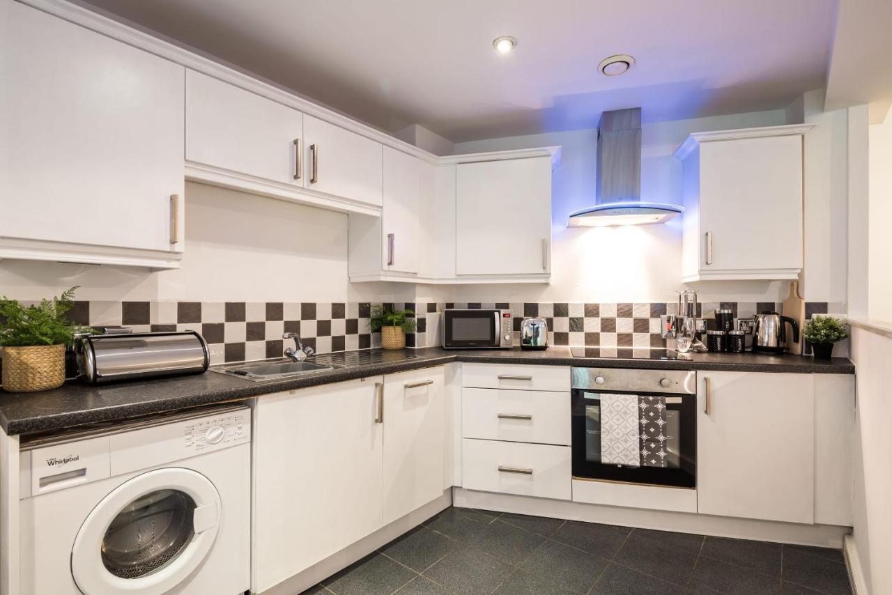 Host - Central Modern Two Bedroom Apt - Secure Parking! Holiday home Liverpool