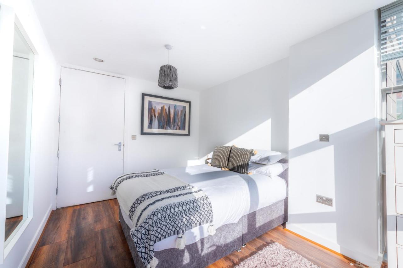 Free Parking Balcony Modern 2 Bed Citycentre *