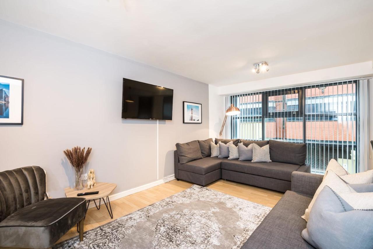 Host - Central Modern Two Bedroom Apt - Secure Parking! Holiday home Liverpool