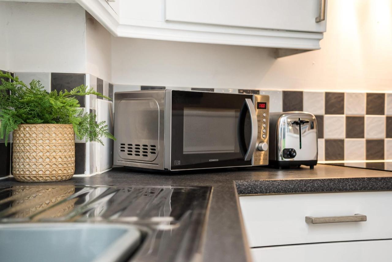 Host - Central Modern Two Bedroom Apt - Secure Parking! Liverpool