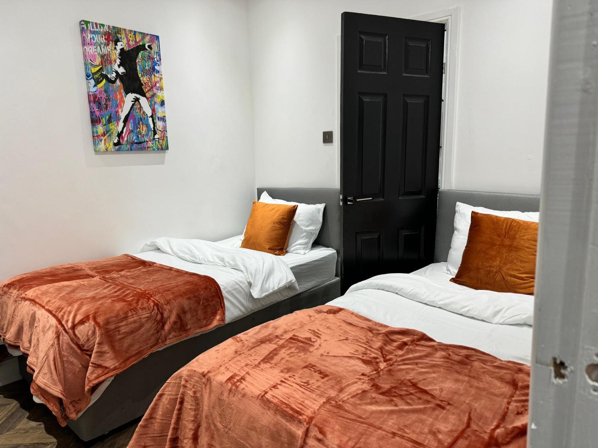 Holiday home 4 Bed 4 Bath House With Free Parking, 5 Mins To Lfc And 15 Mins To Centre