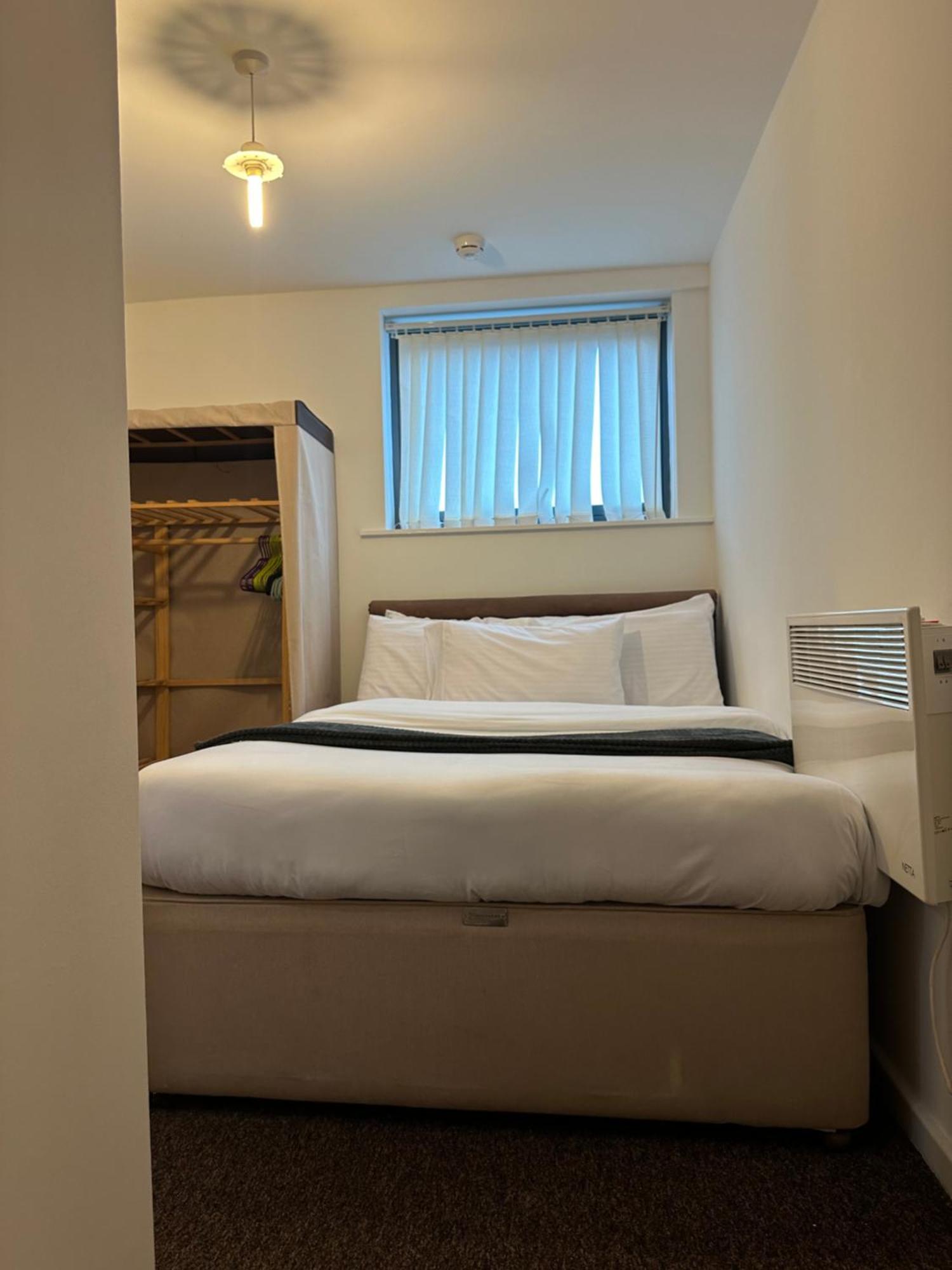 Centre 2 Bed 2 Bath With En-suite Apartment *