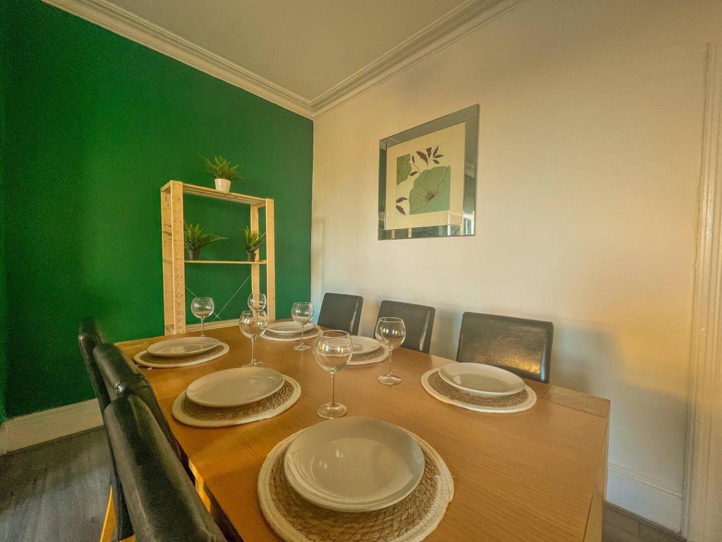 Spacious 4-bedroom - Free Public Parking *