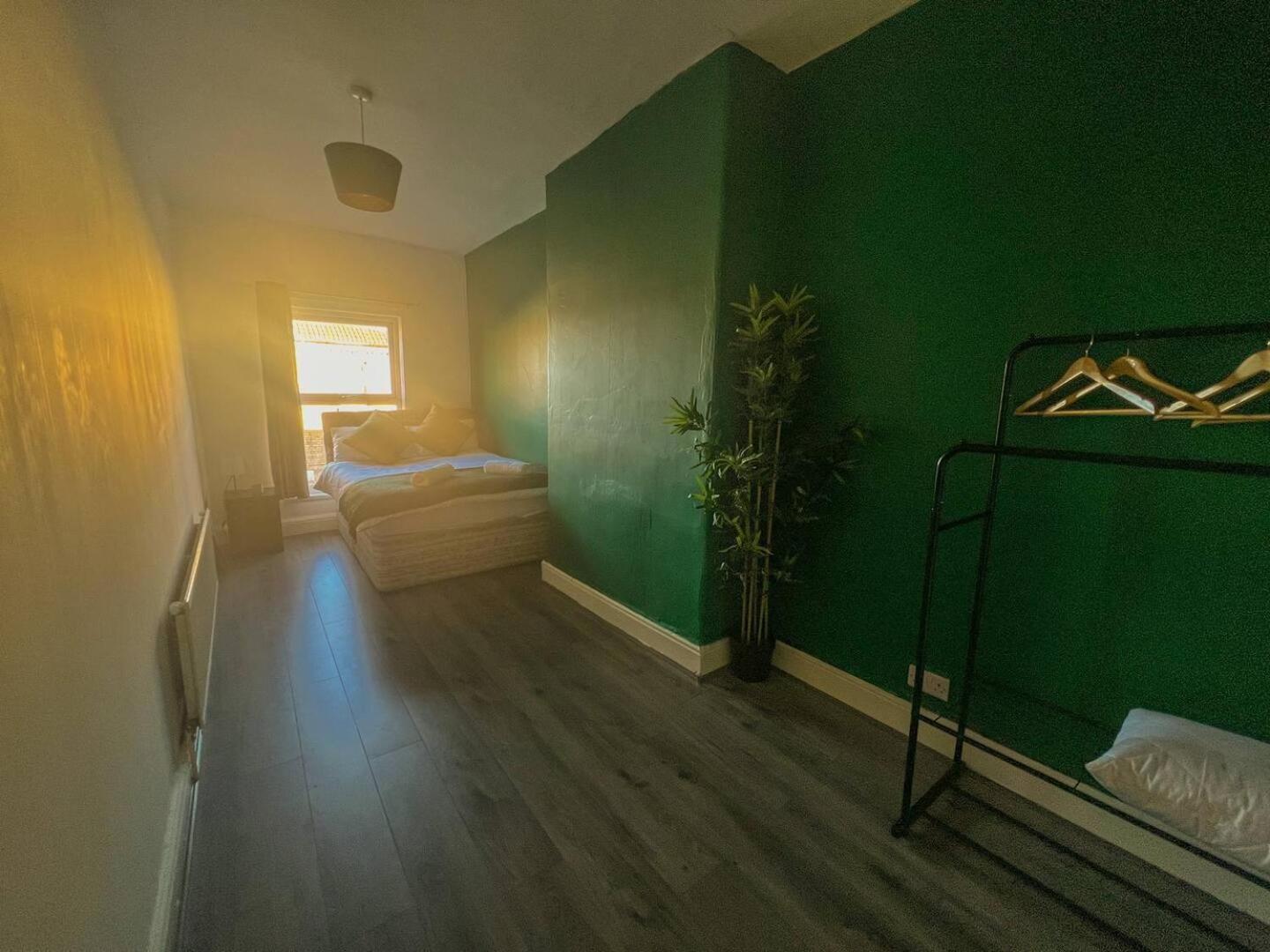 Spacious 4-bedroom - Free Public Parking Apartment