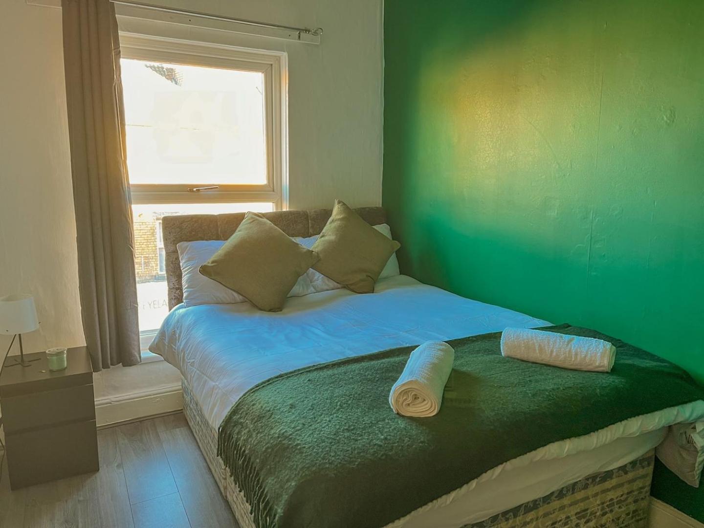 Apartment Spacious 4-bedroom - Free Public Parking