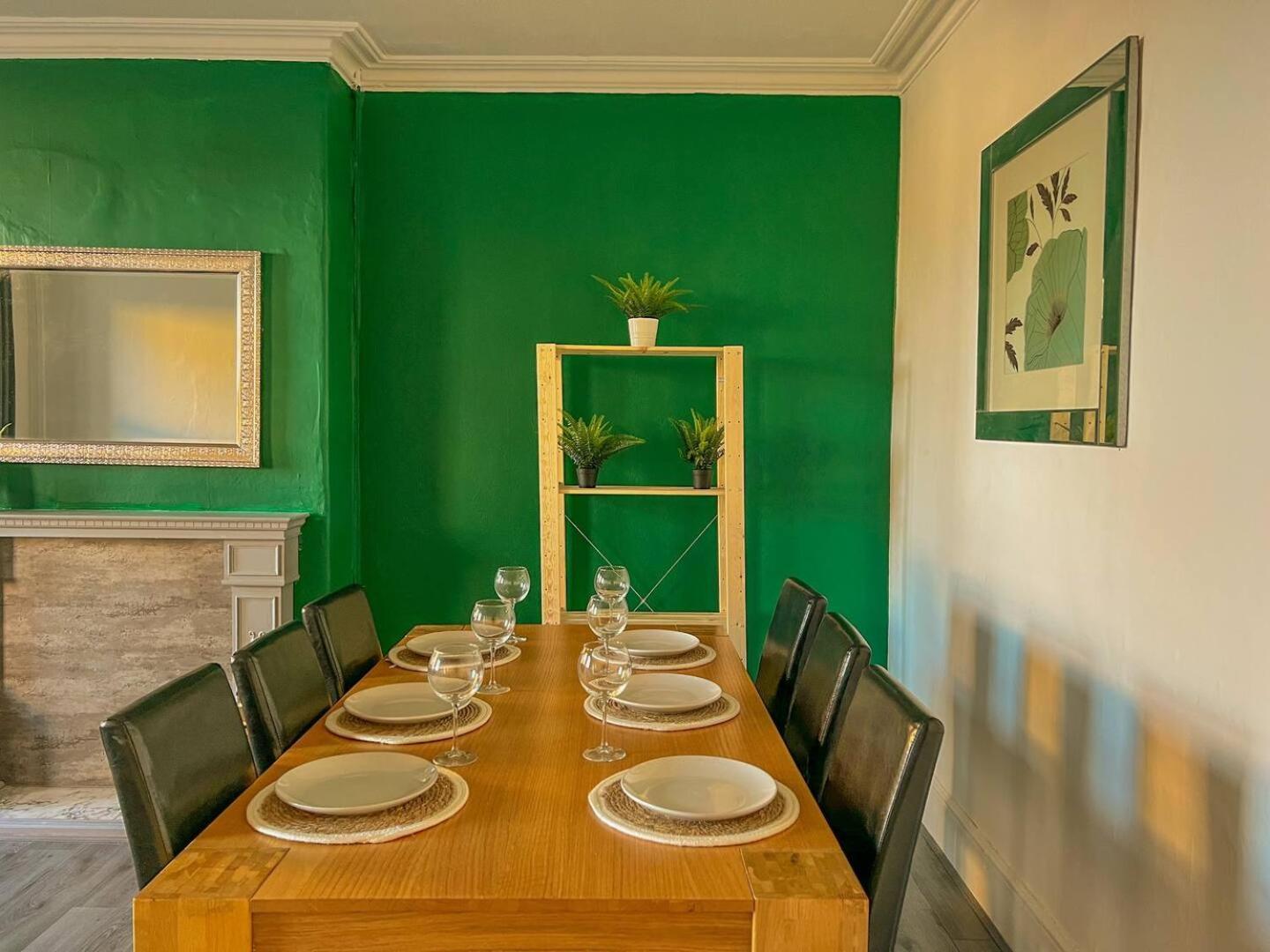 Spacious 4-bedroom - Free Public Parking Apartment *