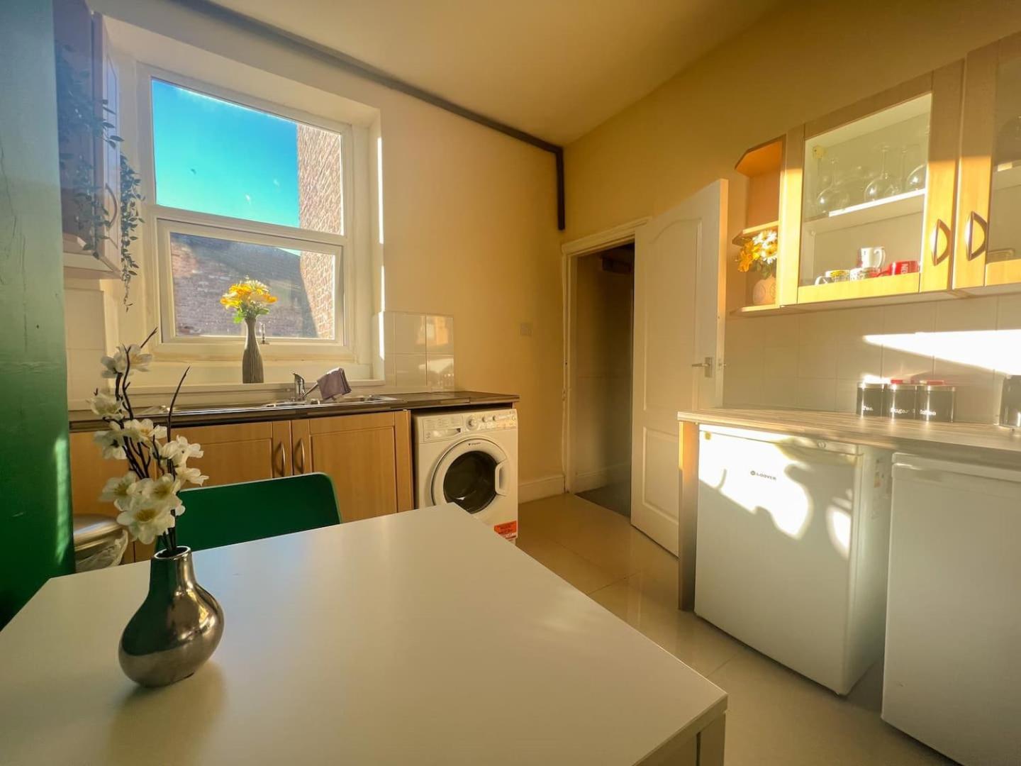 Apartment Spacious 4-bedroom - Free Public Parking *