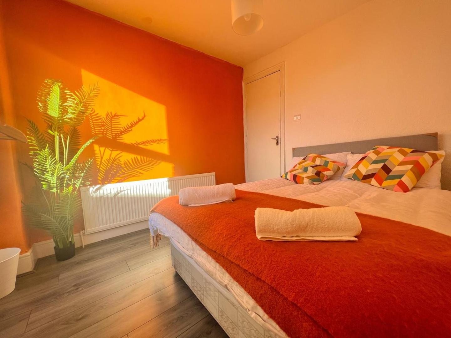 Spacious 4-bedroom - Free Public Parking *