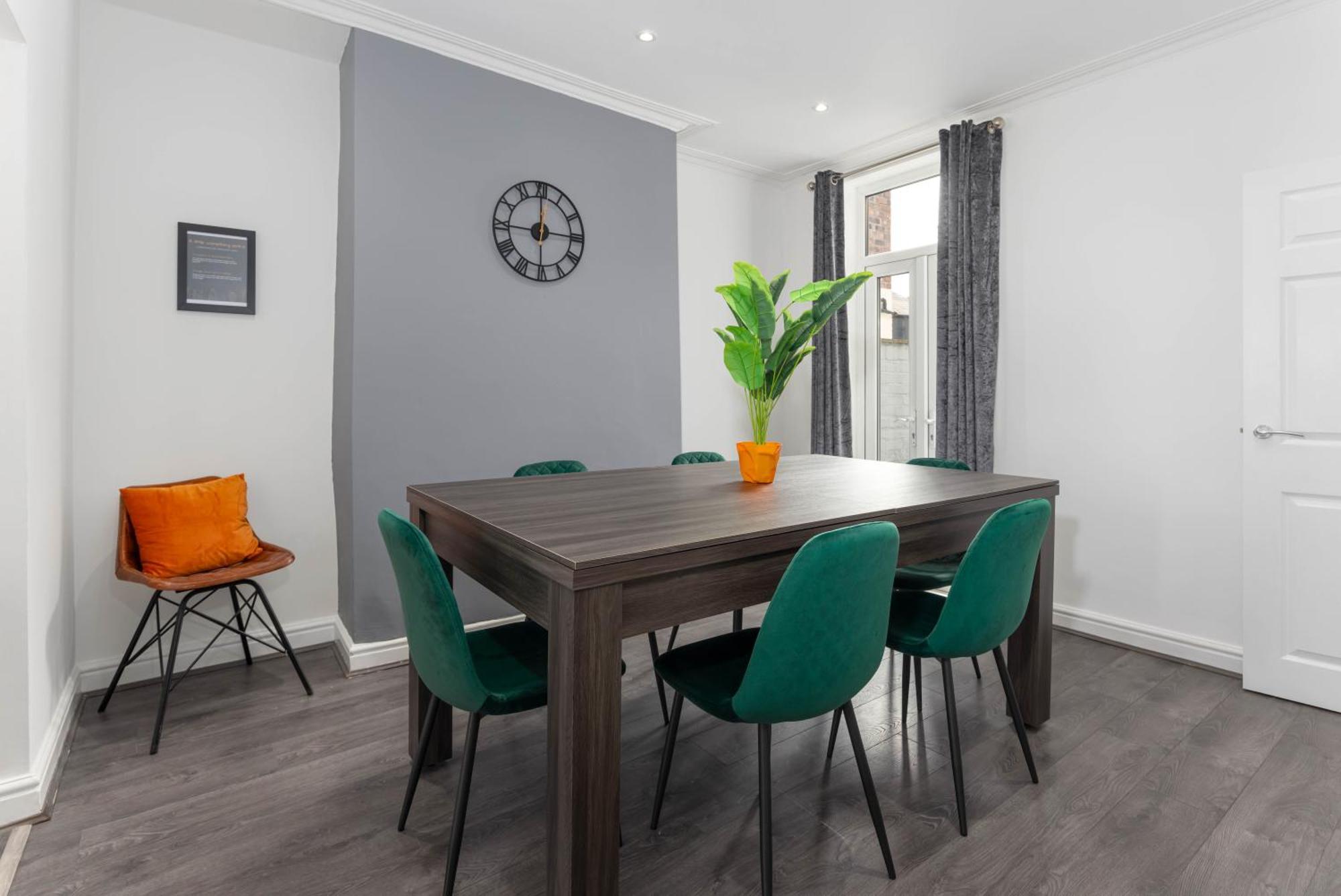 Flatzy - 12 Person Townhouse With Pool Table And Ping Pong Holiday home Liverpool
