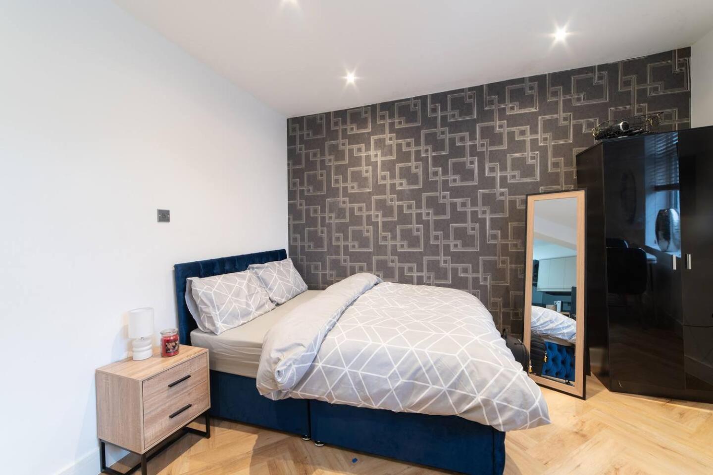 Apartment 1st Floor Opposite Bombed Out Church Liverpool