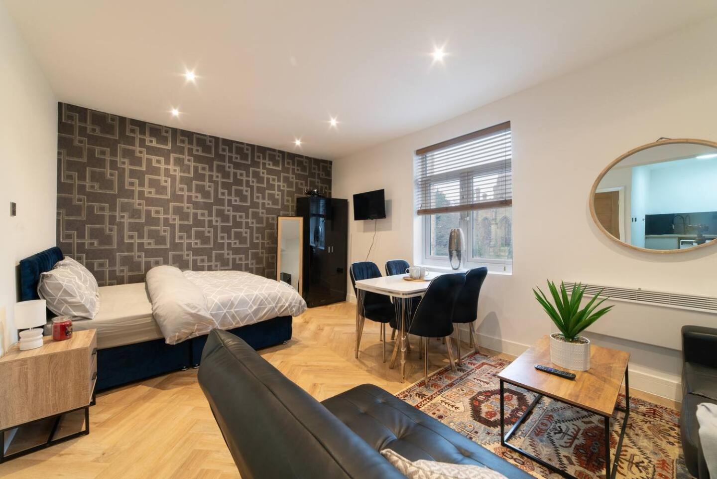 1st Floor Opposite Bombed Out Church Apartment *