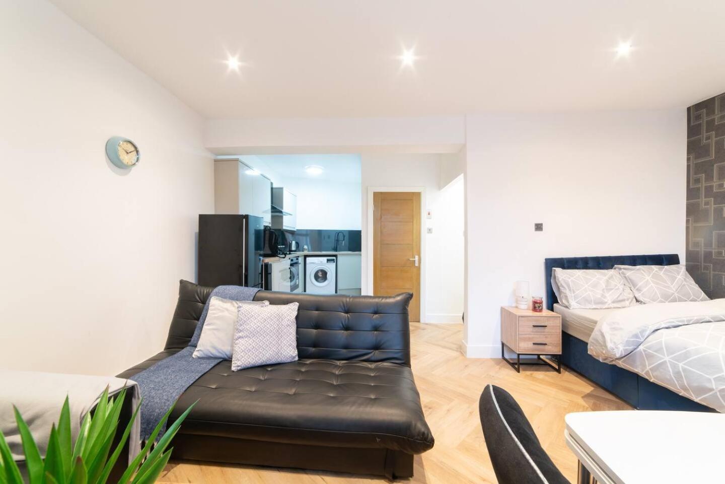 Apartment 1st Floor Opposite Bombed Out Church *