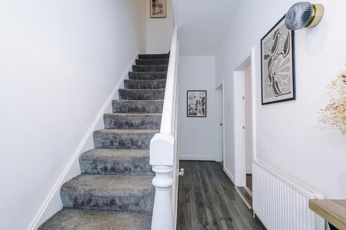 Anfield Townhouse Sleeps 12 7min Walk To Stadium Holiday home Liverpool