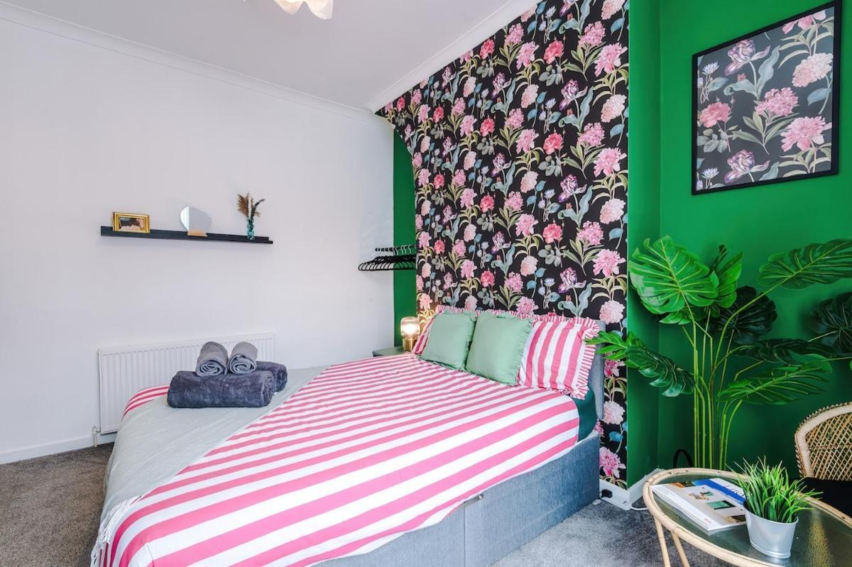 Anfield Townhouse Sleeps 12 7min Walk To Stadium Holiday home Liverpool