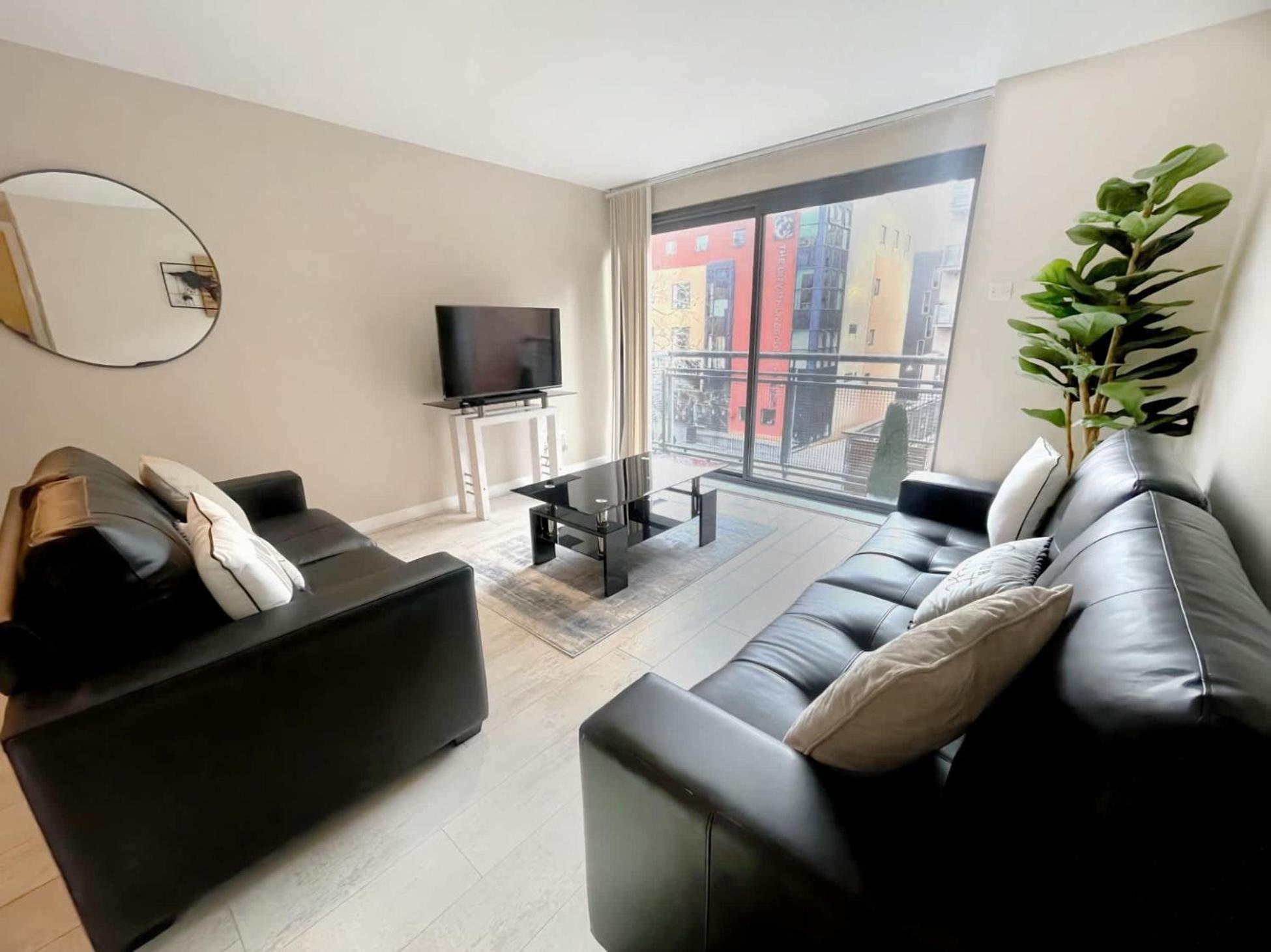 The Hideaway Sleeping 6 Guests With Balcony Apartment Liverpool