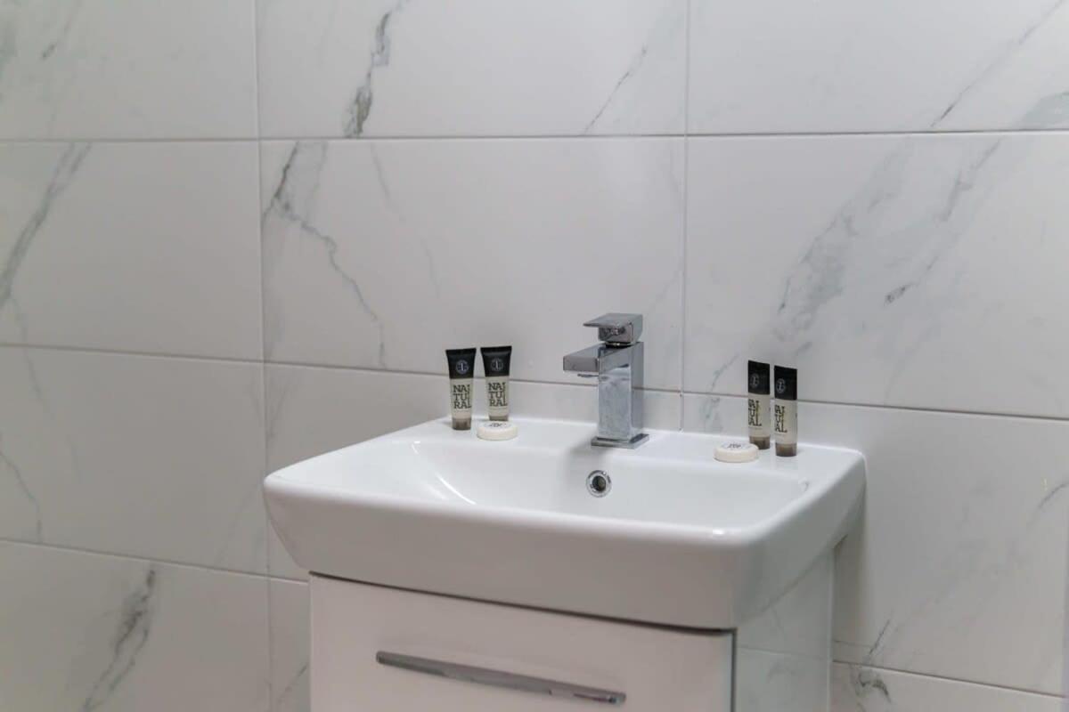 Spacious 1 Bedroom In Apartment *