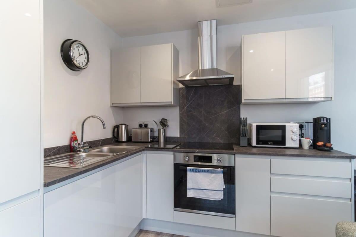 Spacious 1 Bedroom In * Liverpool
