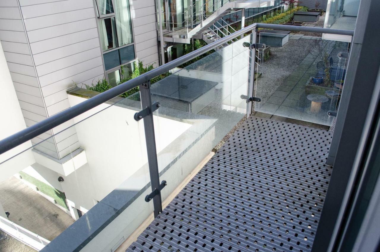 Serviced In Centre - Free Parking - Balcony - By Happy Days *