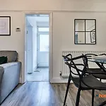 Host Liverpool - Family Home Near Centre, Pets Ok & Free Parking