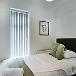 Host Liverpool - Family Home Near Centre, Pets Ok & Free Parking
