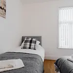 2 Bedroom House Liverpool- Large & Cosy- Sleeps 5 By Hinkley Homes Short Lets & Serviced Accommodation