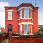 Carlton Villa: Gorgeous Detached Home With Parking