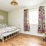 Carlton Villa: Gorgeous Detached Home With Parking