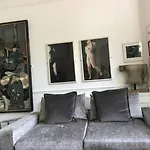 Lakeside View Arts And Craft Apartment