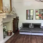 Lakeside View Arts And Craft Apartment