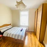 Entire 4 Bedroom House - Ev Point & Free Parking