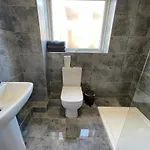 Hosted By Ryan - 1 Bedroom Apartment