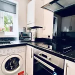 Urban Bliss Stylish Townhouse With Free Parking For A Convenient City Stay