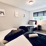 Urban Bliss Stylish Townhouse With Free Parking For A Convenient City Stay