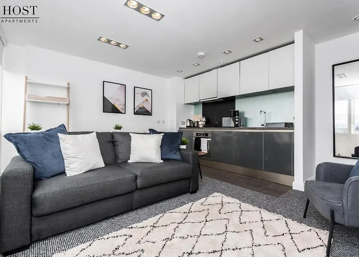 Scenic Dock View Apartment In Central Liverpool