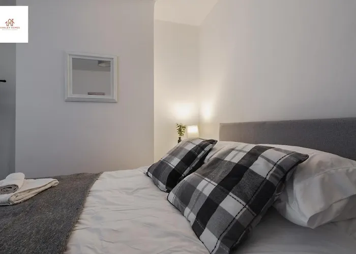 2 Bedroom House Liverpool- Large & Cosy- Sleeps 5 By Hinkley Homes Short Lets & Serviced Accommodation