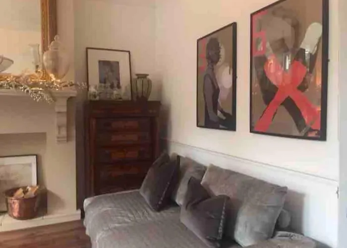 Lakeside View Arts And Craft Apartment