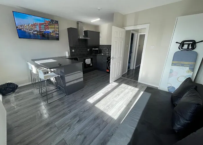 Hosted By Ryan - 1 Bedroom Apartment