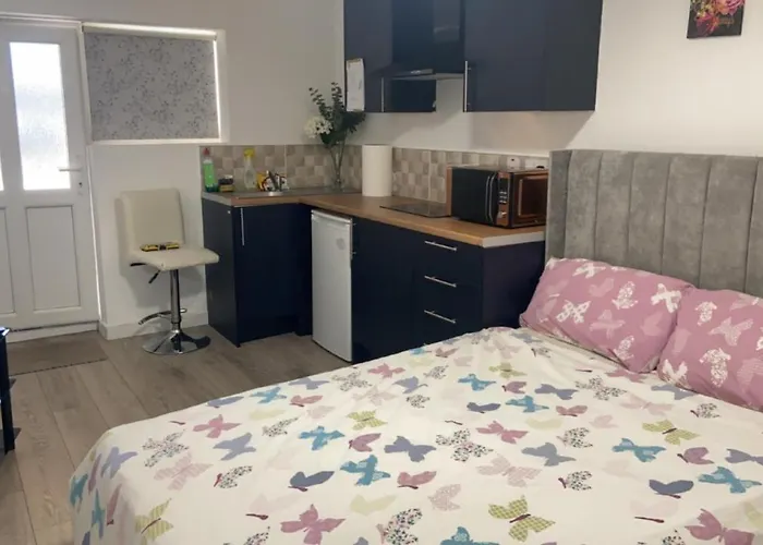 Brand New Studio Apartment With Beautiful Kitchen-Close To Liverpool City Centre