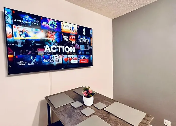 Urban Bliss Stylish Townhouse With Free Parking For A Convenient City Stay