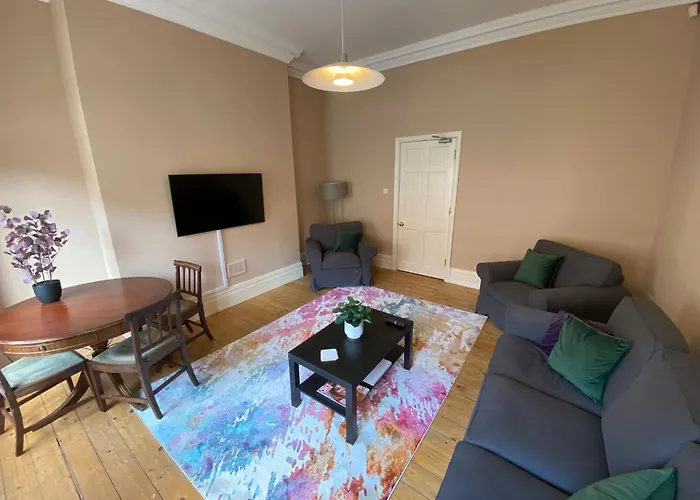 Spacious Room In Stunning Home