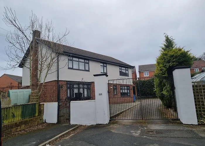 Molineux House 4 Bed With 2 Ensuite Bedrooms, Sleeps 7, Private Gated Parking, Spacious Garden, 5 Mins Walk From Broadgreen Train Station, Close To M62