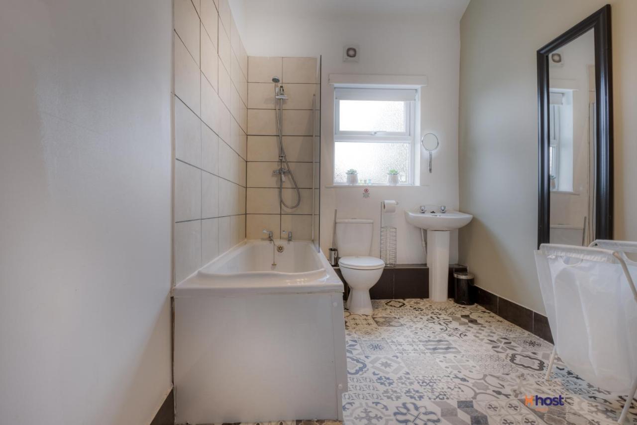 Host - Artsy Stadium Suite, Center & Garden Holiday home Liverpool