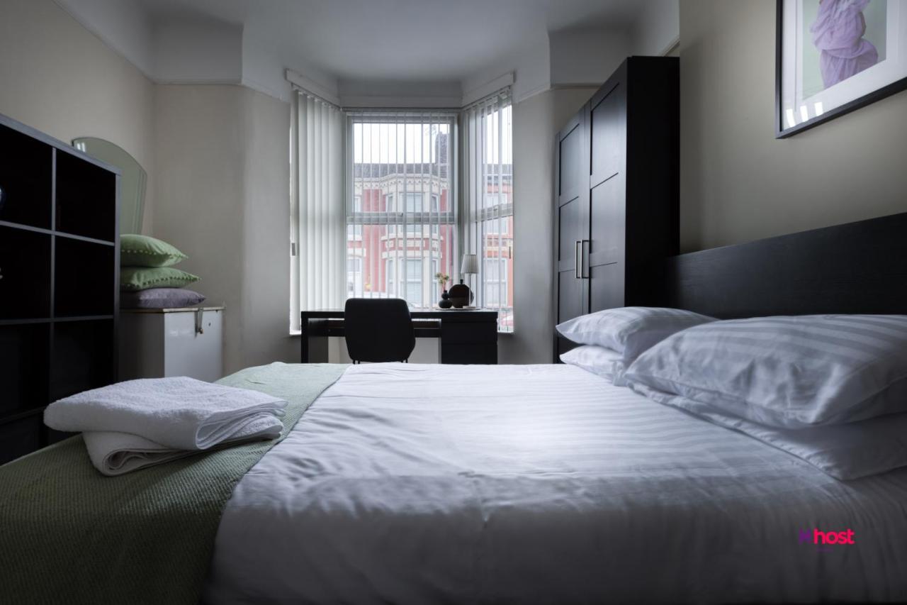 Host - Artsy Stadium Suite, Center & Garden Holiday home