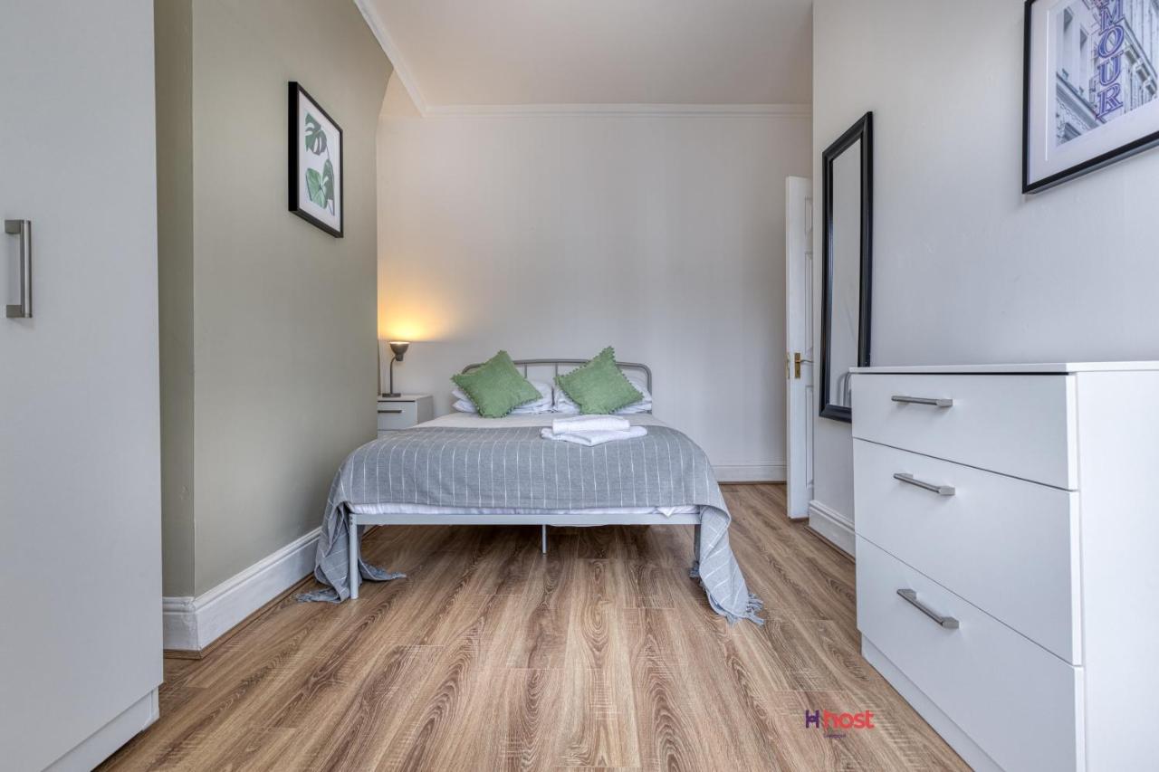 Host - Artsy Stadium Suite, Center & Garden Holiday home
