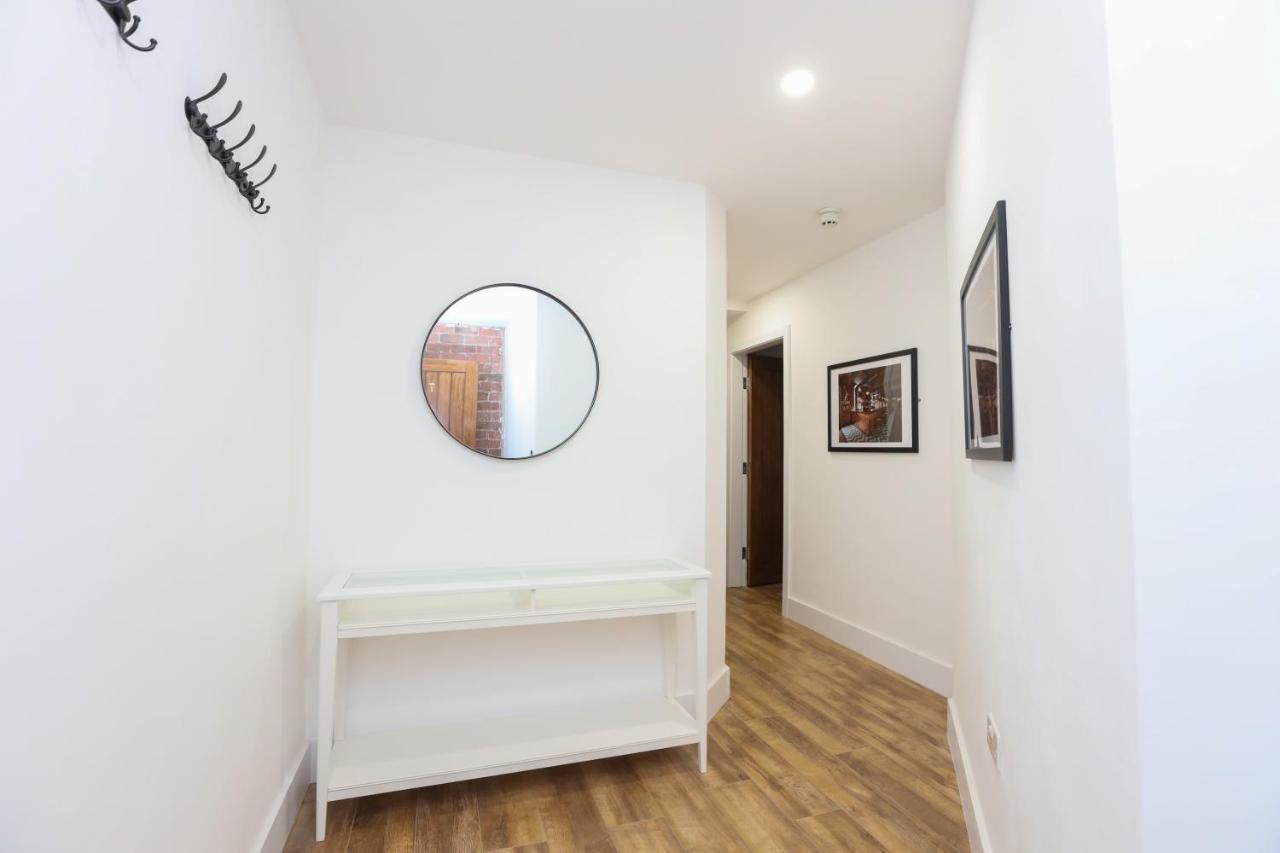 Apartment Concert Square By Happy Days *